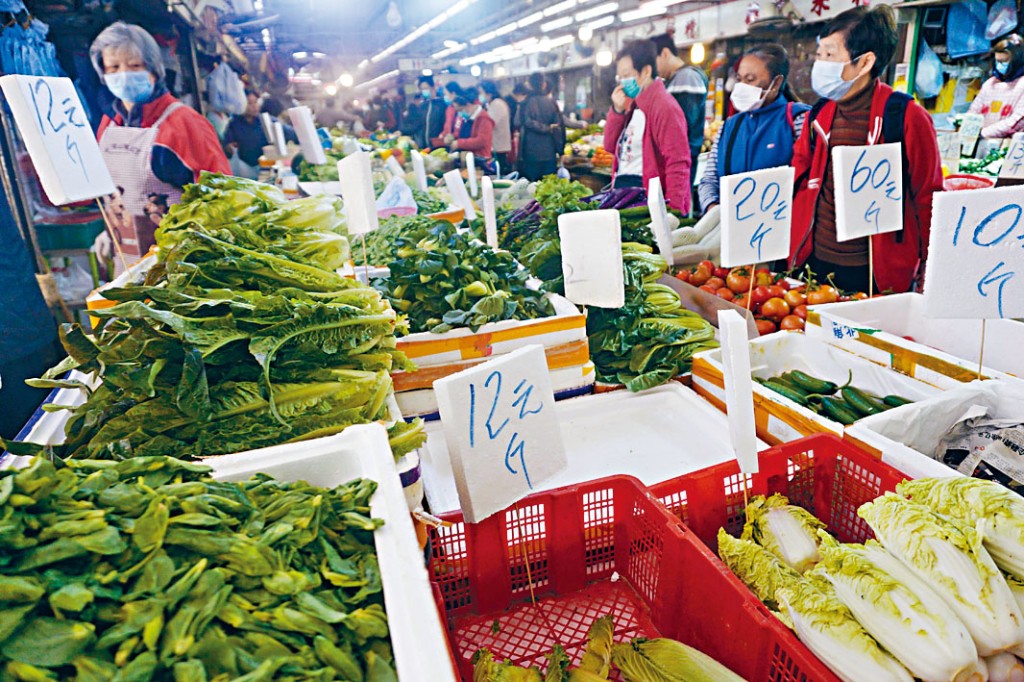 香港有機資源中心調查發現，有多個菜檔使用過期或影印證書。