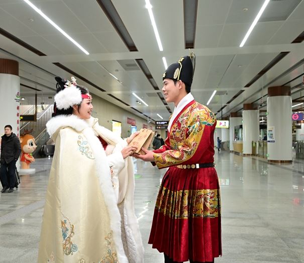 漢服小公主和錦衣衛在高鐵內向乘客互動。微博