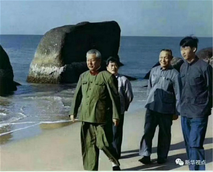 習近平 （右一）在1978年陪同時任廣東省委書記的父親習仲勳（左一)，在汕頭蓮花峰視察。網上圖片