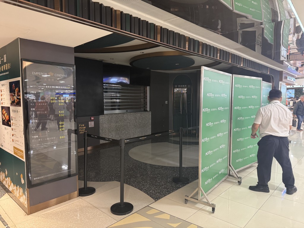 下午1時許,有商場職員推來數個圍板封住外圍。 下午1時許,有商場職員推來數個圍板封住外圍。