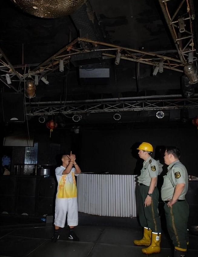 消防員在現場調查起火原因。