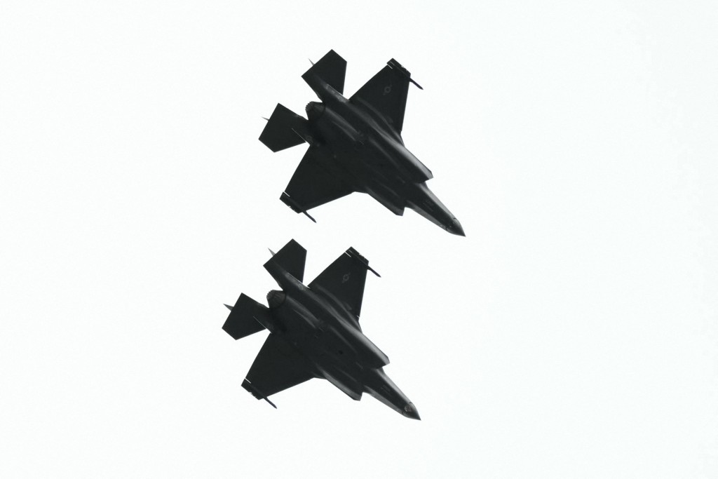 美軍軍機在上空飛過。法新社 美軍軍機在上空飛過。法新社