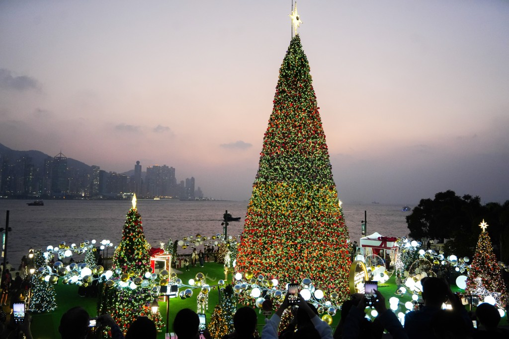 日落时最多市民及游客在圣诞树处打卡。资料图片