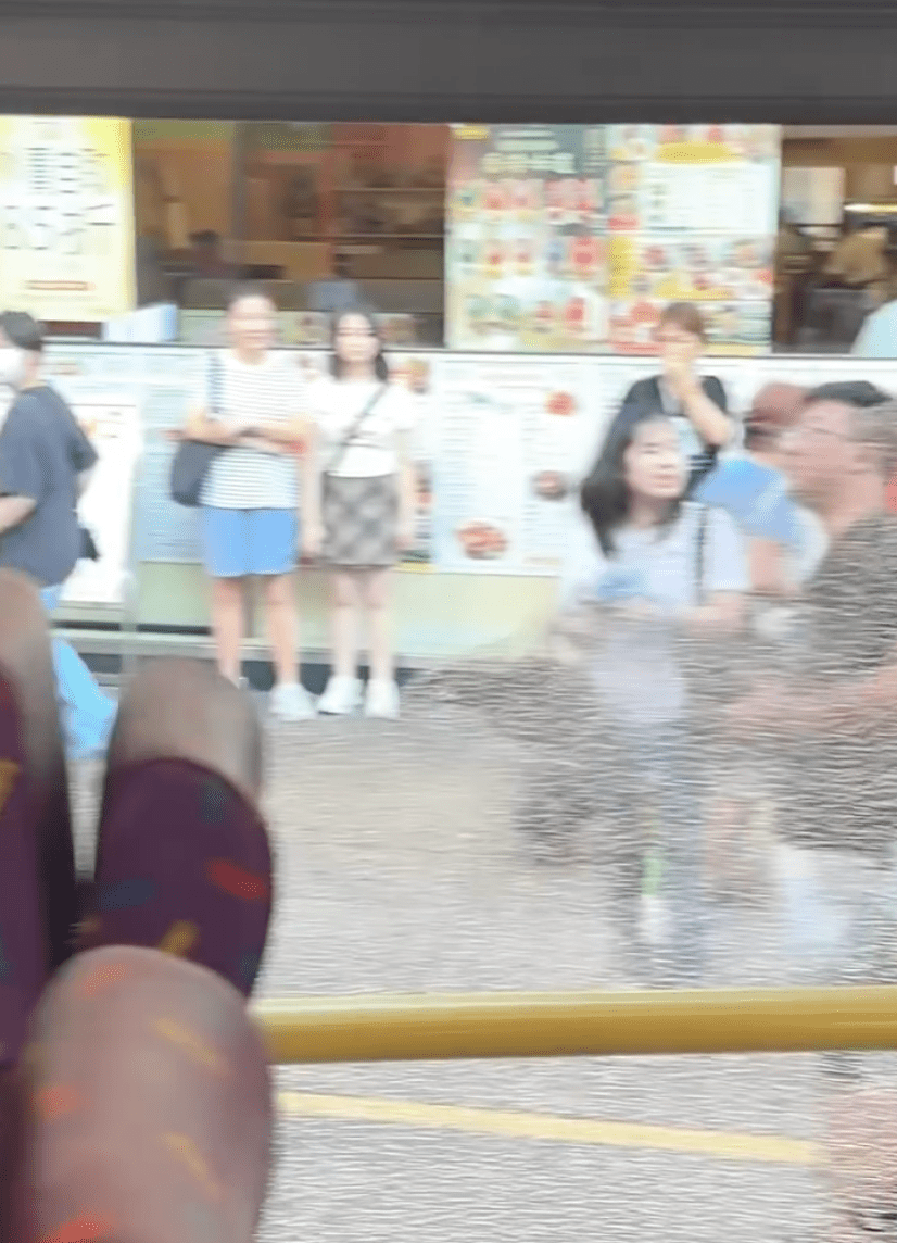 意外後吸引大批途人圍觀。網片截圖 意外後吸引大批途人圍觀。網片截圖