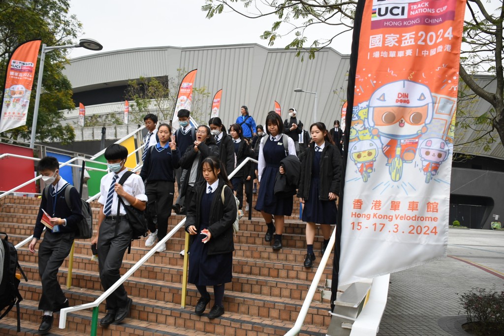  UCI国家杯场地单车赛香港站，学生入场观战。吴家祺摄