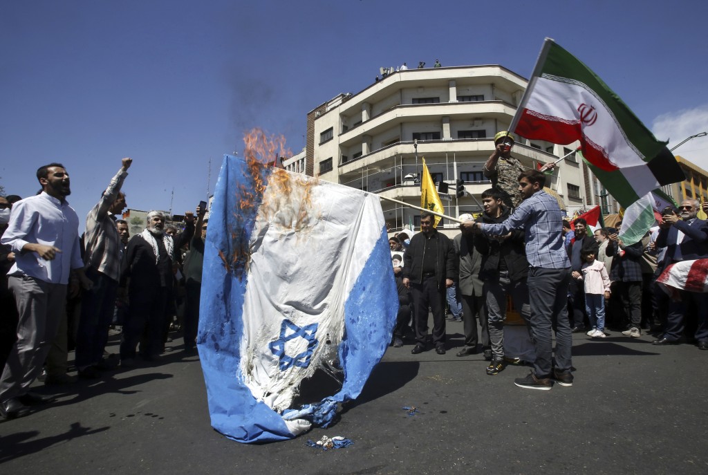 伊朗示威者焚烧以色列国旗。美联社