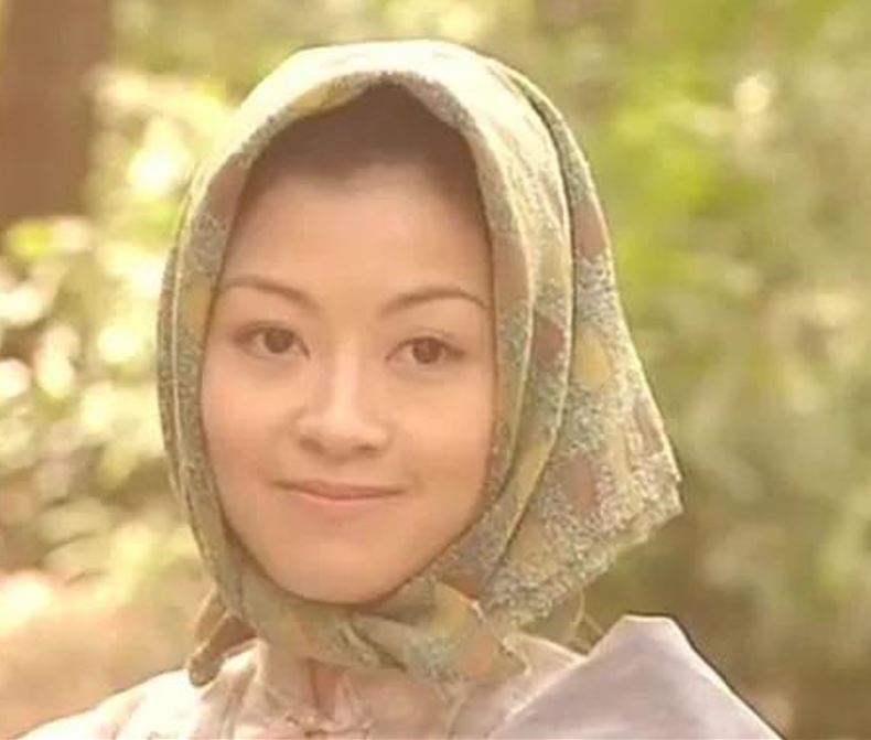 黃璦瑤於亞視經典劇《我和殭屍有個約會》中，飾演「況國華」老婆「阿秀」。