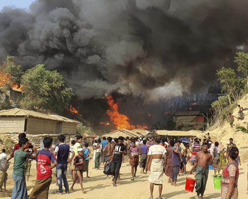 一個收容大量羅興亞族人的難民營發生大火。AP圖片