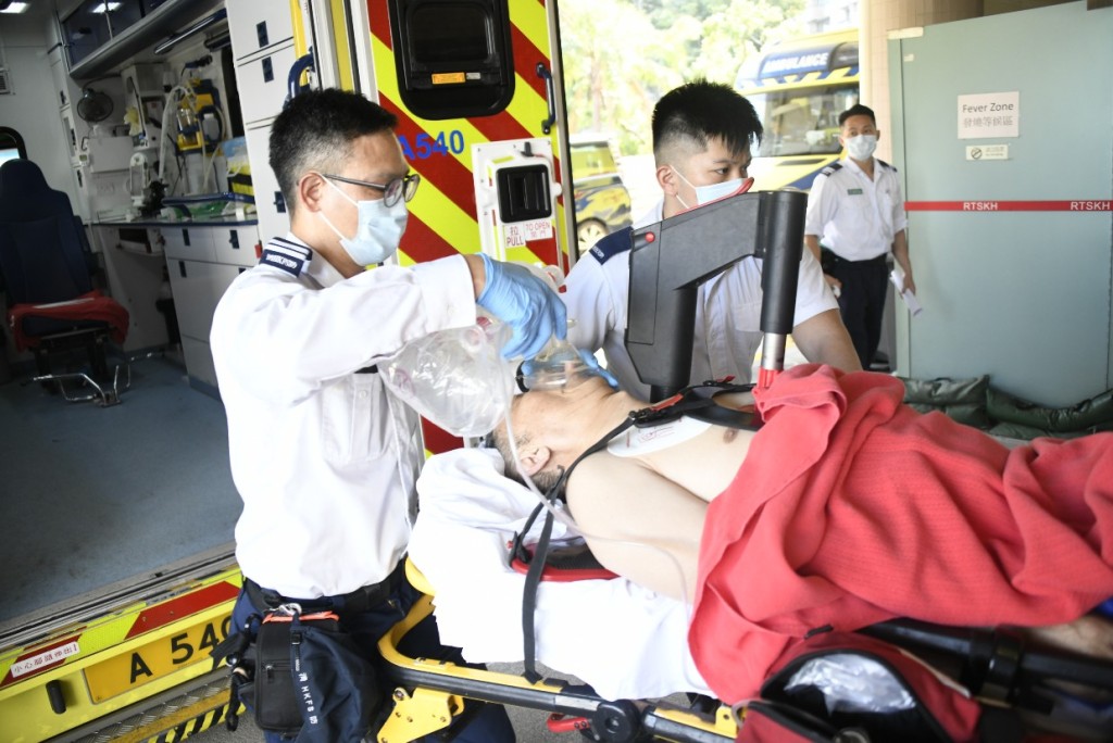 救护员用自动心外压机替事主急救，并送到律敦治抢救。