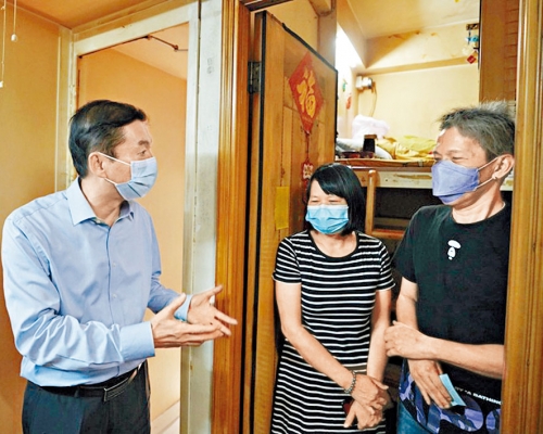 ■駱惠寧主任昨到多處地點，了解市民生活實況。他親與住「籠屋」的市民談話。