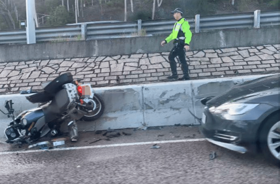網上流傳車禍後的現場圖片，涉事電單車被撞至車輪及尾箱飛脫，斜倚在石壆上。Facebook「車cam L（香港群組）」