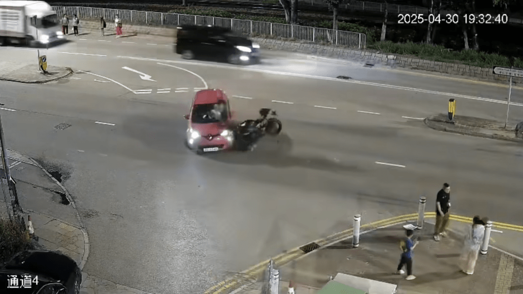 兩車撞個正着。 兩車撞個正着。