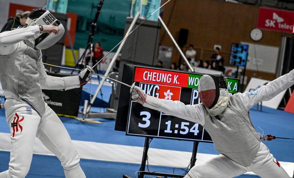 张家朗(左)连过5关入决赛。 国际剑联图片