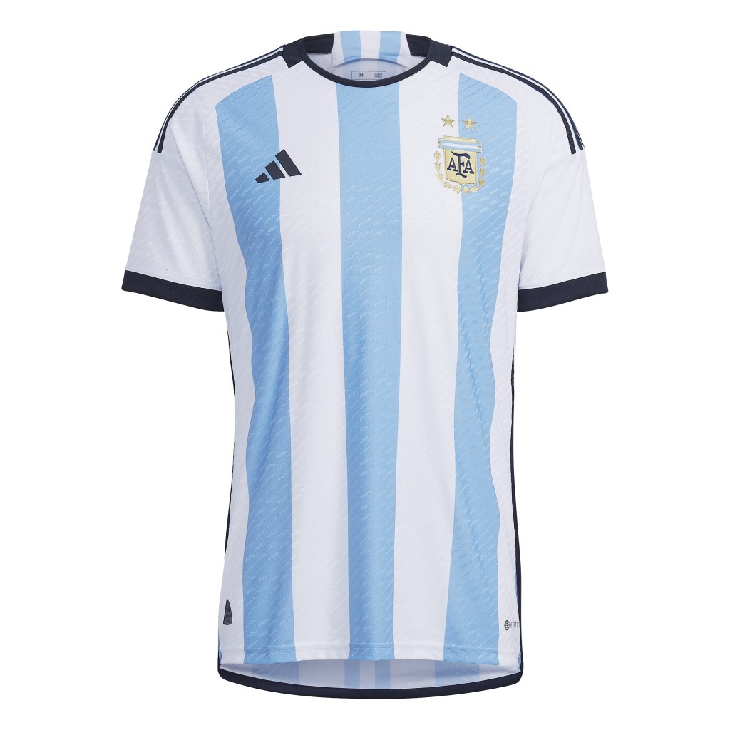 阿根廷主場球衣/$699（球迷版) 、 $1,099（球員版/9月30日上架）。