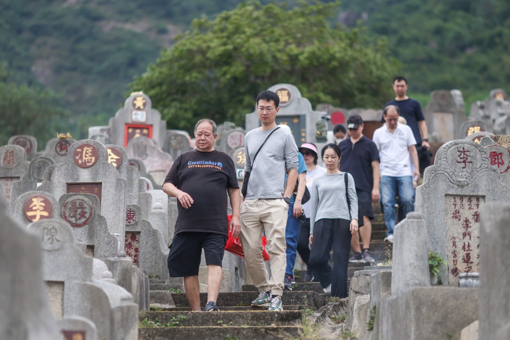 巿民趁重陽節前來掃墓。 巿民趁重陽節前來掃墓。