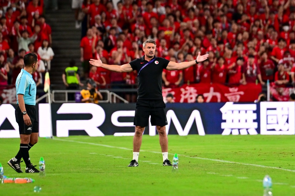 賽後港隊教練韋斯活受到廣泛質疑。資料圖片 賽後港隊教練韋斯活受到廣泛質疑。資料圖片