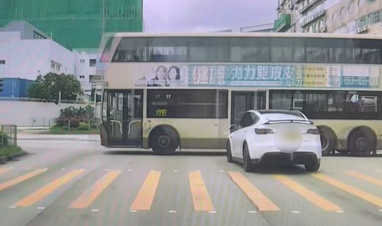 兩車相撞。fb 車cam L（香港群組）  