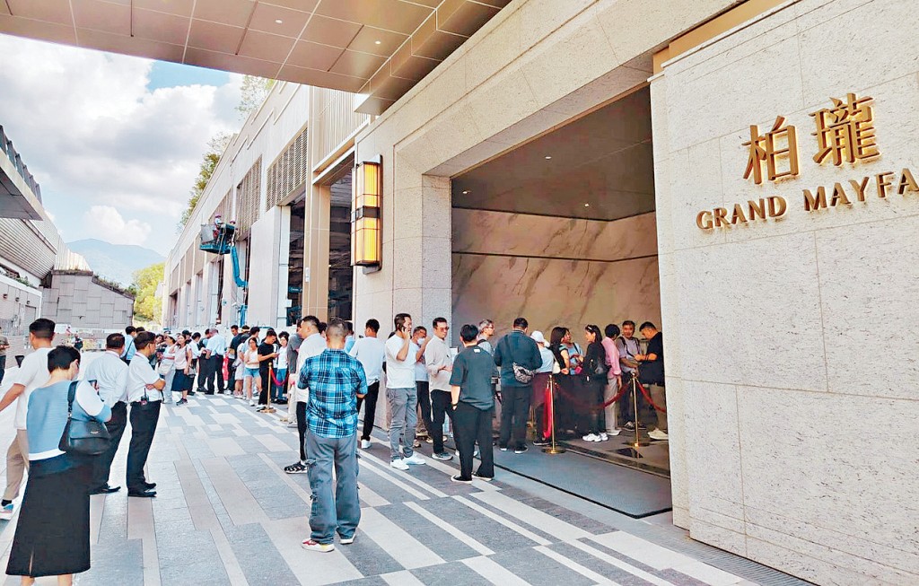 柏瓏昨開放示範單位參觀,吸引逾2000人次睇樓。