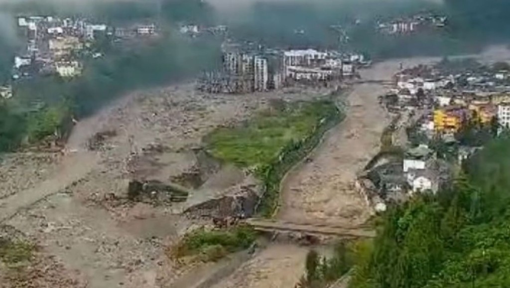 汶川发山洪泥石流灾害，当地救援人员进行紧急搜救。网上图片  ​