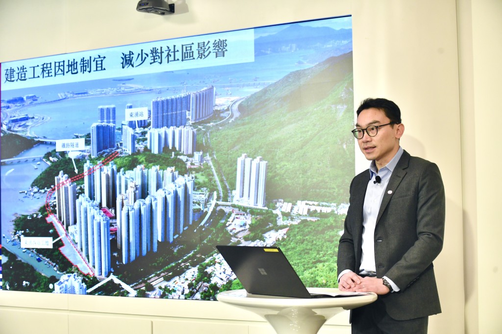 港鐵團隊因地制宜採用「由上而下」的施工方法,先建造永久頂板,形成隔音罩及防塵頂蓋。 港鐵團隊因地制宜採用「由上而下」的施工方法,先建造永久頂板,形成隔音罩及防塵頂蓋。