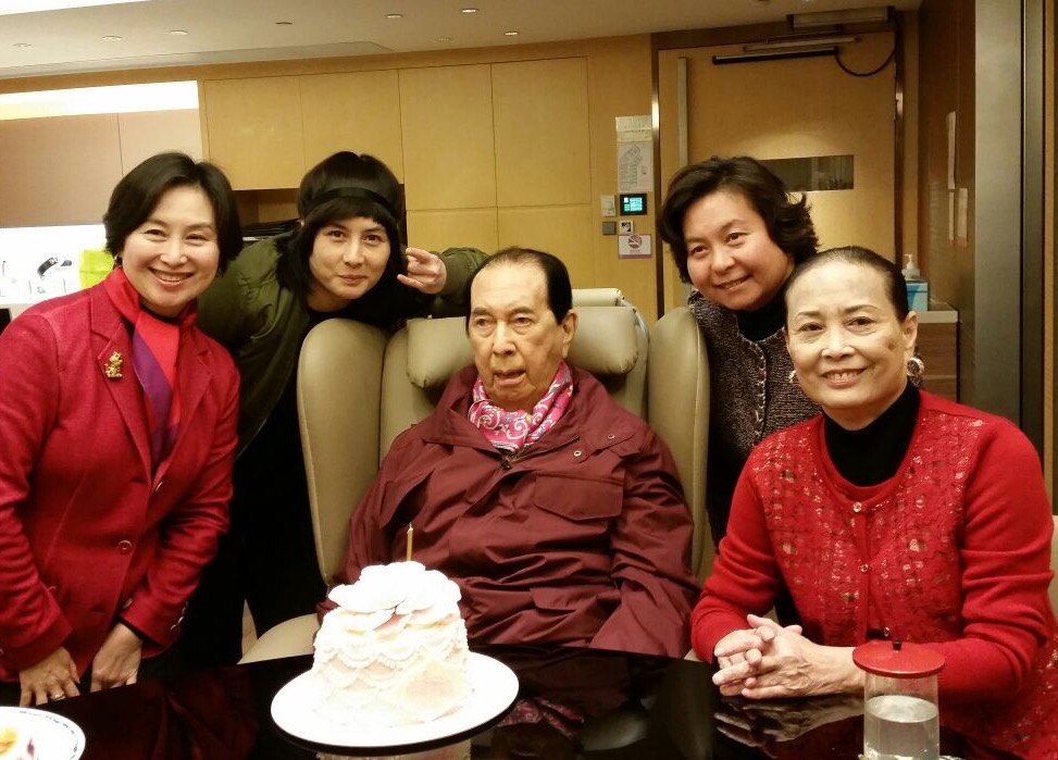 何鴻燊95歲壽辰,太太藍瓊纓(右一)與子女們為他祝壽。