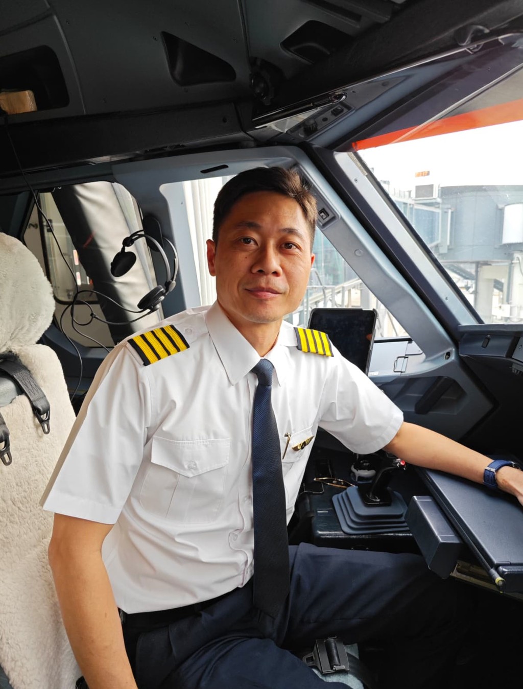 邱兆研的正職是民航客機機長。