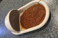 「糞便咖喱」以特製馬桶形碗奉客。網圖 