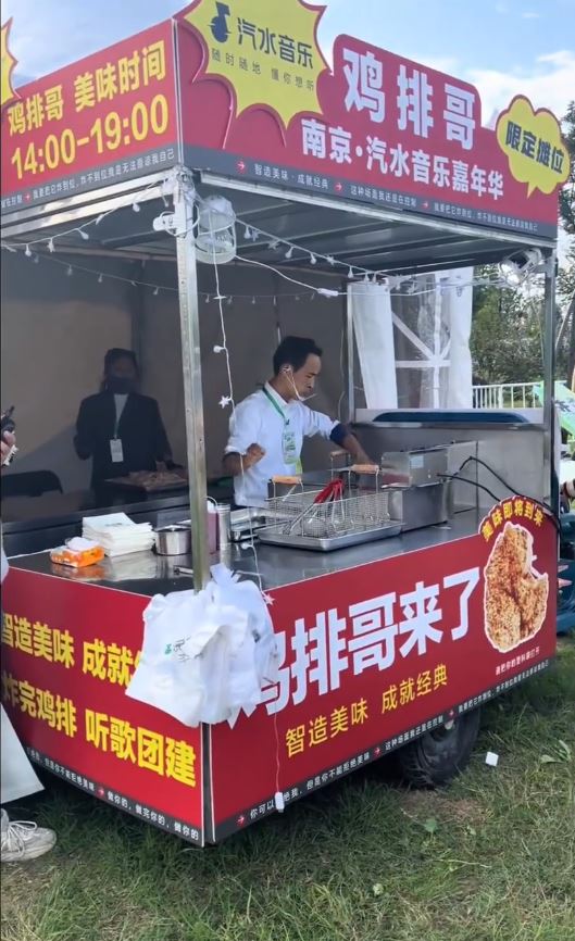 江西景德鎮網紅「雞排哥」開啟全國巡迴炸雞。微博