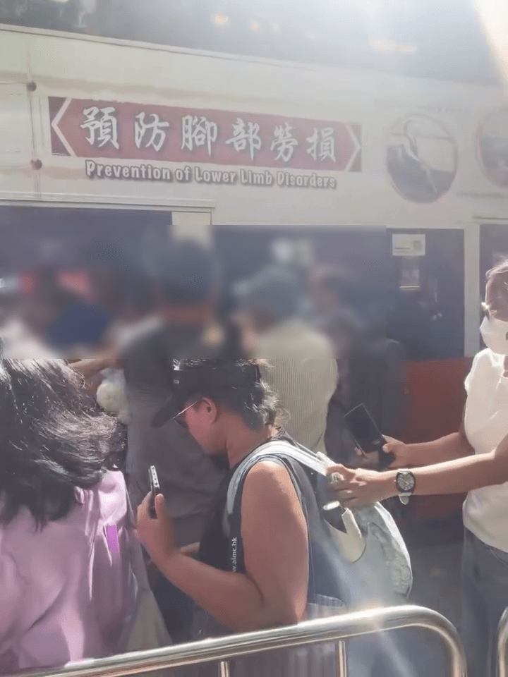 雙方在筲箕灣巴士總站站頭扭作一團。網上圖片 雙方在筲箕灣巴士總站站頭扭作一團。網上圖片