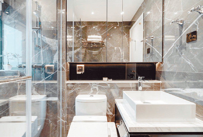 浴室装潢亮丽，设镜柜可满足日常收纳需求。