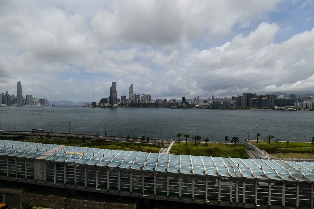 項目臨海而建,從露台外望對正維港美景。