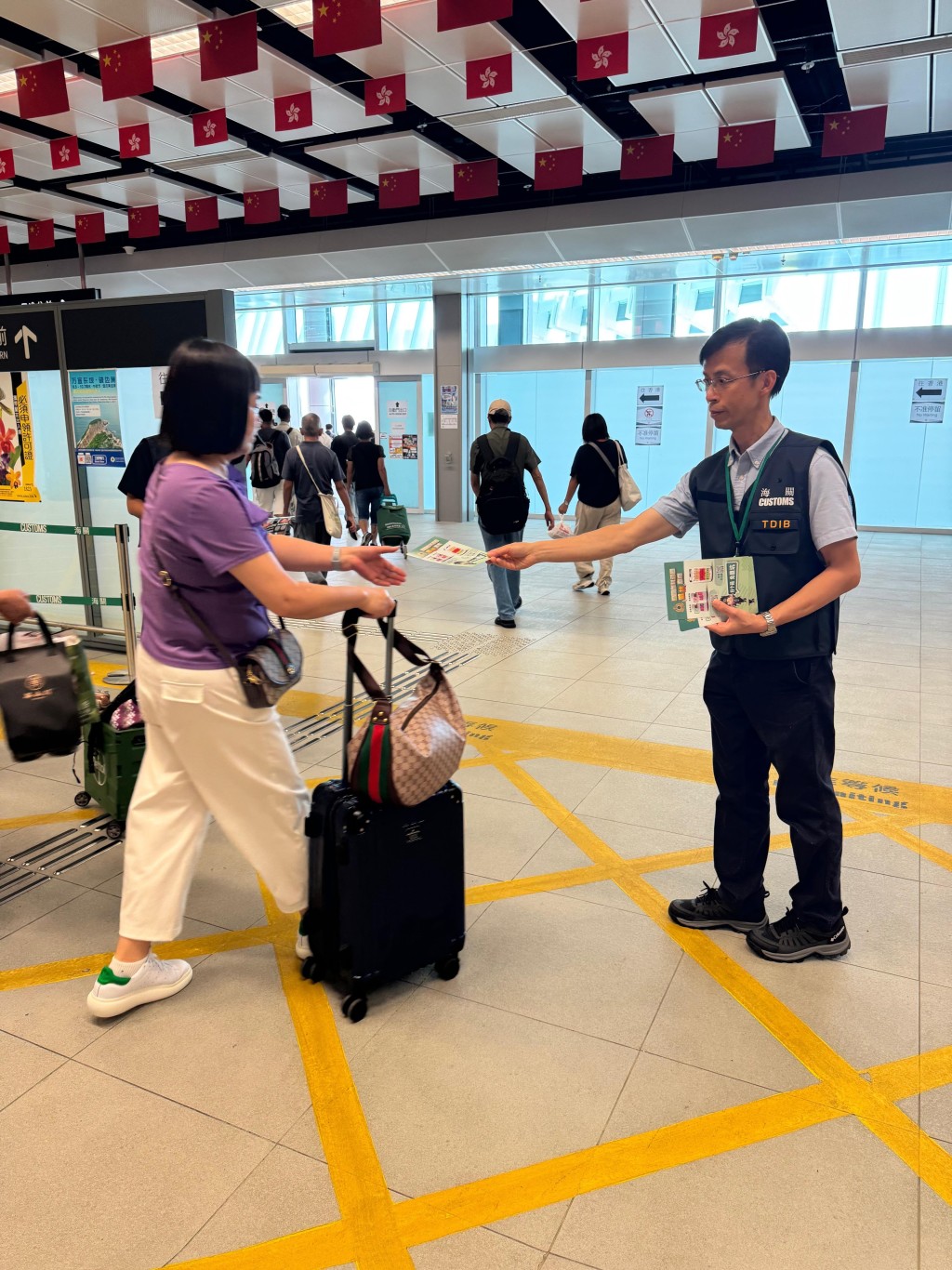 海關人員在香園圍邊境管制站派發宣傳單張。 海關人員在香園圍邊境管制站派發宣傳單張。