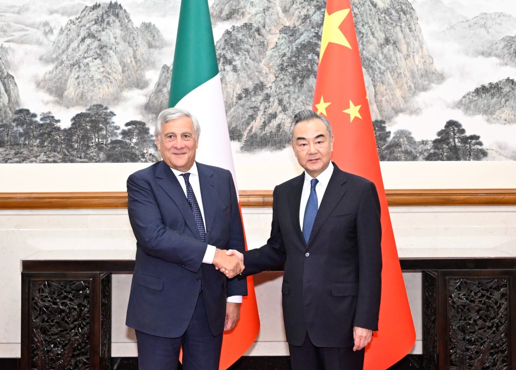 9月4日，王毅与意大利副总理兼外长塔亚尼在北京举行会谈。新华社