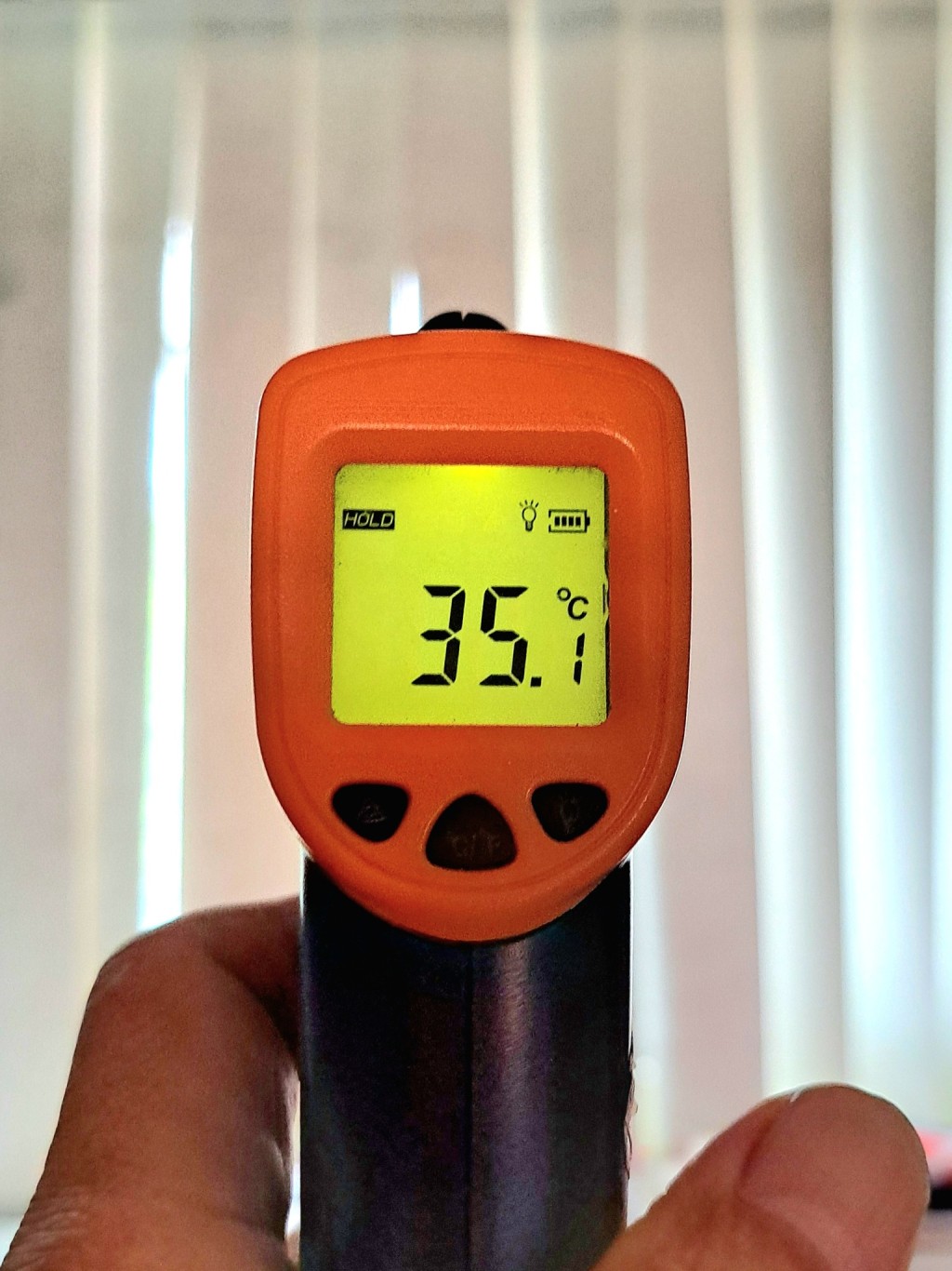 擋住陽光的窗簾約35度。林超英fb 擋住陽光的窗簾約35度。林超英fb