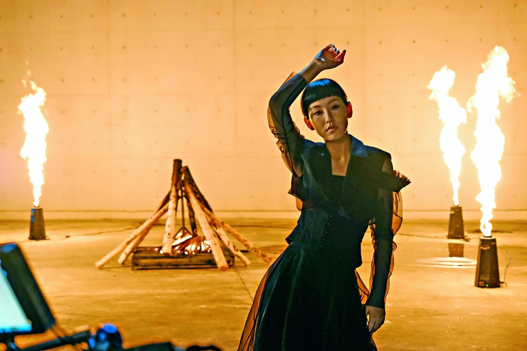 早前GiGi為了新歌《焰》拍MV。