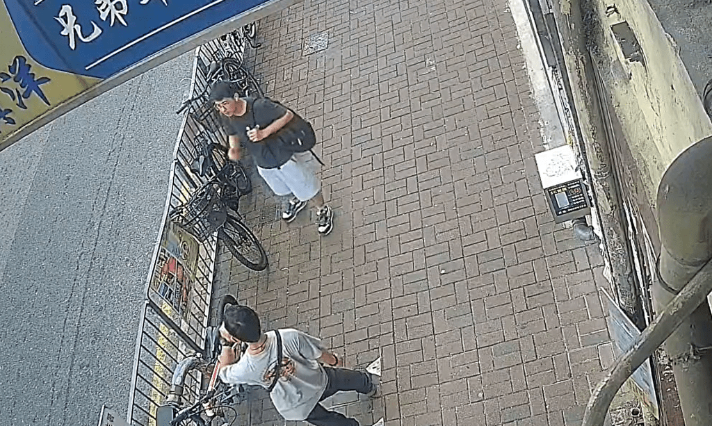 男子動手前先喝汽水，附近則站着一名男子。fb：北區之友