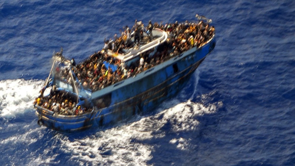 当时该非法移民船上有数百人。 路透社