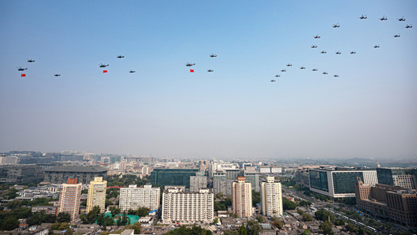 3名飞行员曾在「十一阅兵」进行飞行表演，驾驶军机在空中以数字「70」的阵型共飞。　网图