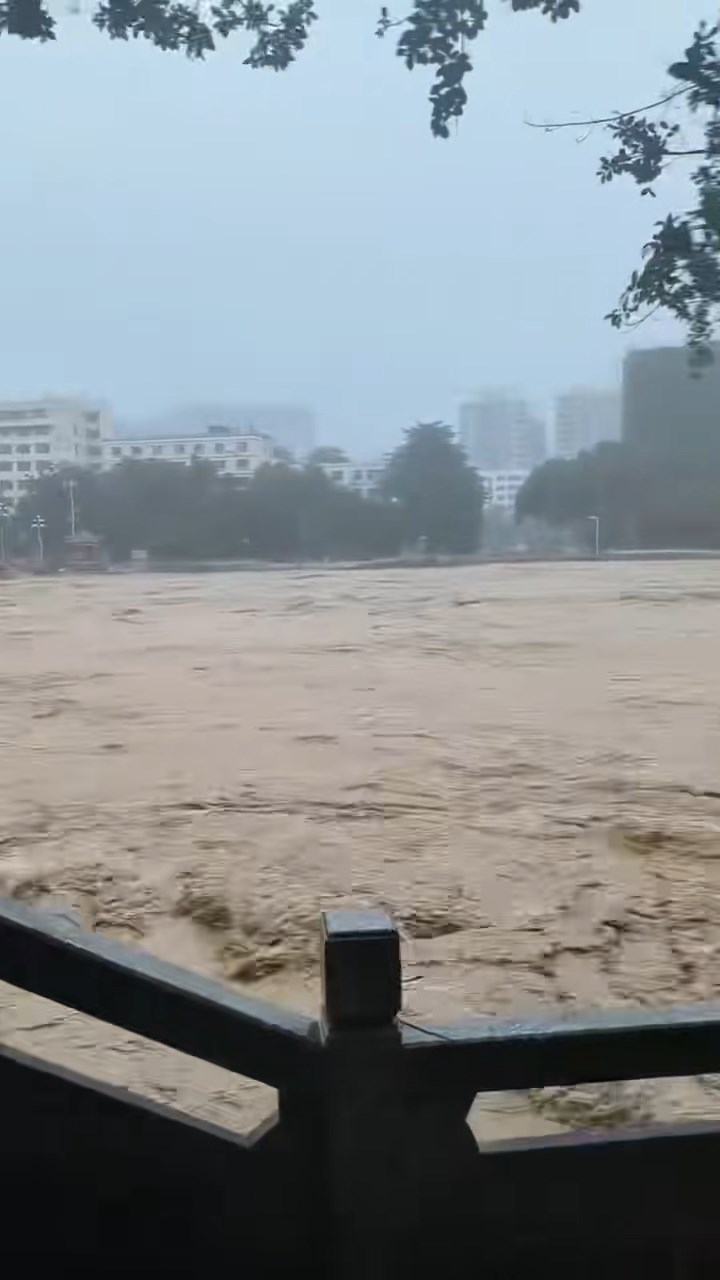 海南五指指連日暴雨，該市多地出現水浸。