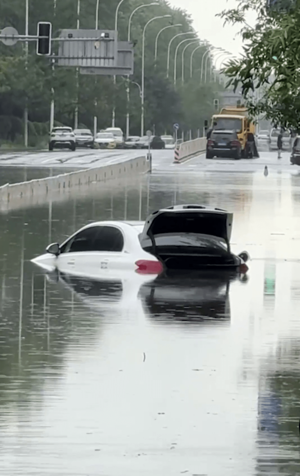 暴雨下，沈阳路面不少汽车“死火”。