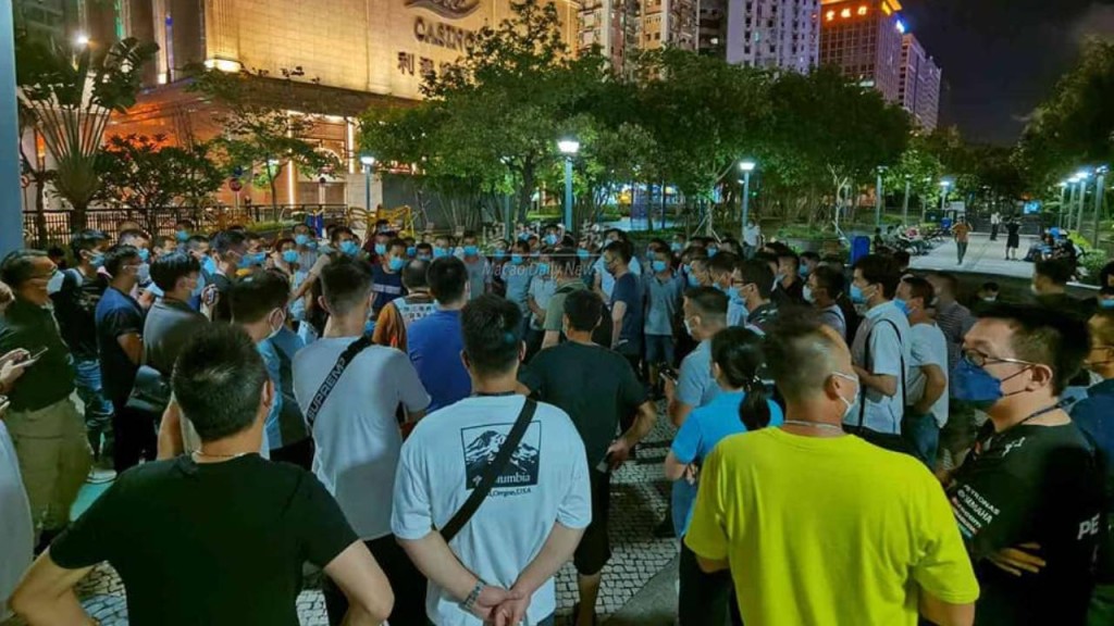 澳門大批遭解僱的內地外勞聚集，要求賠償。網圖