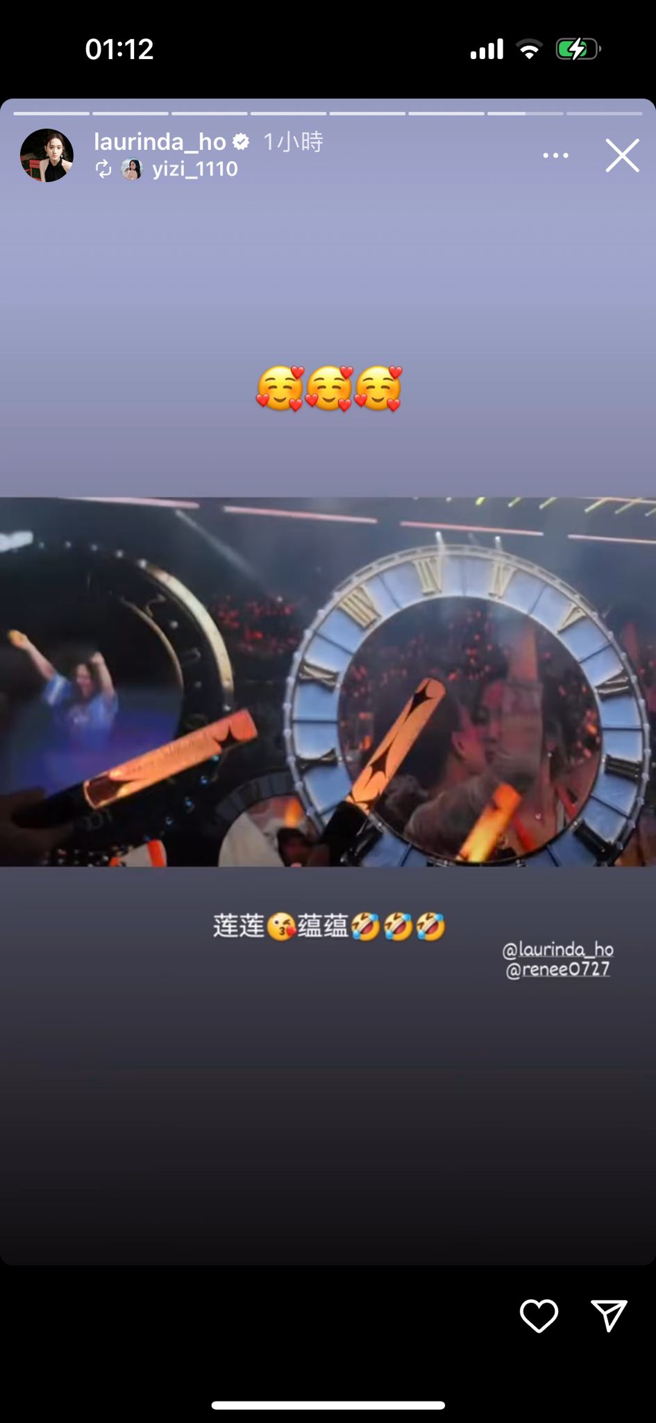 何超蓮和李蘊打卡，興奮揮動螢光捧。