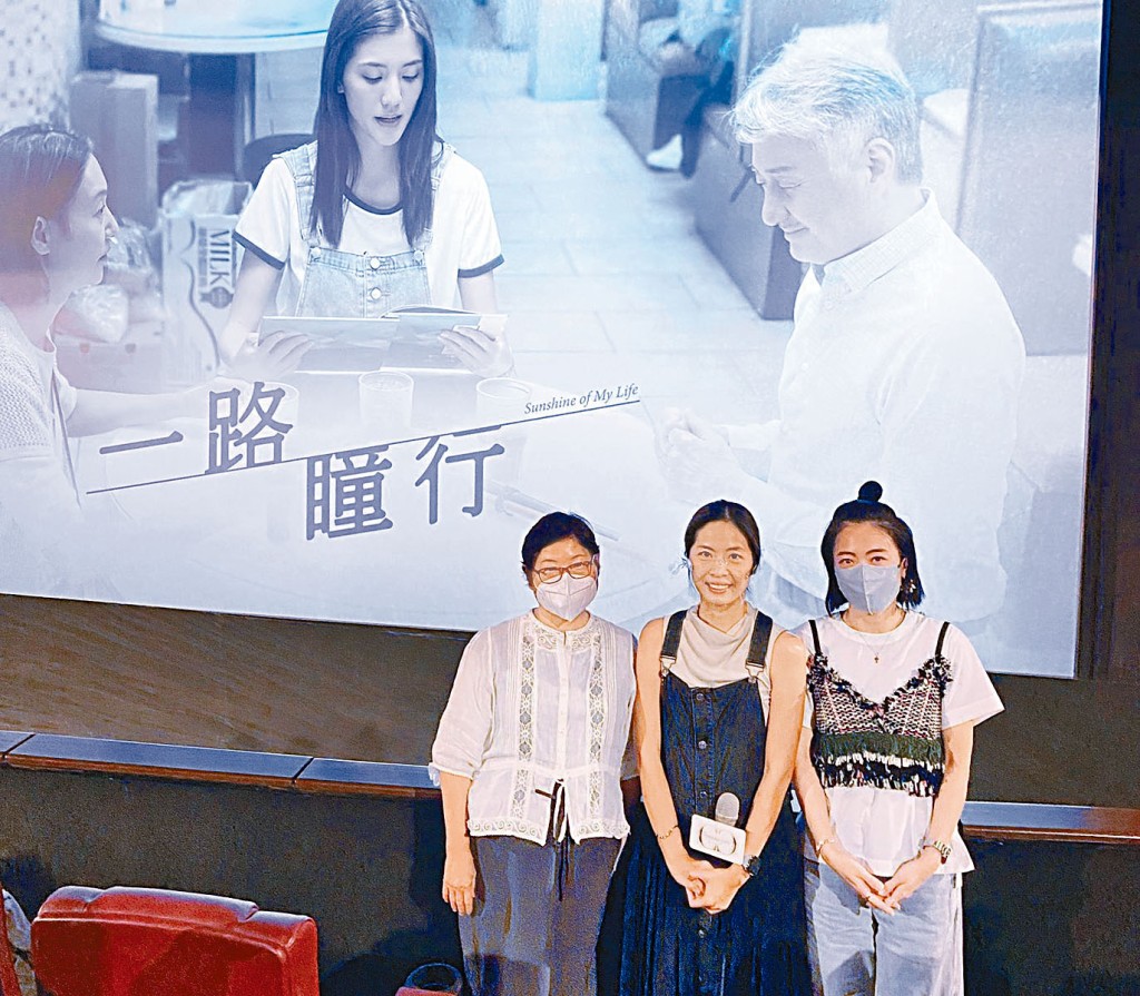 甘比（右）望大眾能更關心失明人士。