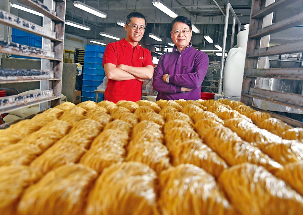 在1957年由張榮烈創辦的張榮記，現由許義良（右）及兒子許楚權（左）主理，他們一直沿用舊名，銘記前人一直用心教導。