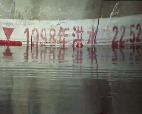 鄱陽湖凌晨零時水位越過「1998年洪水位22.52米」的紅色標記。