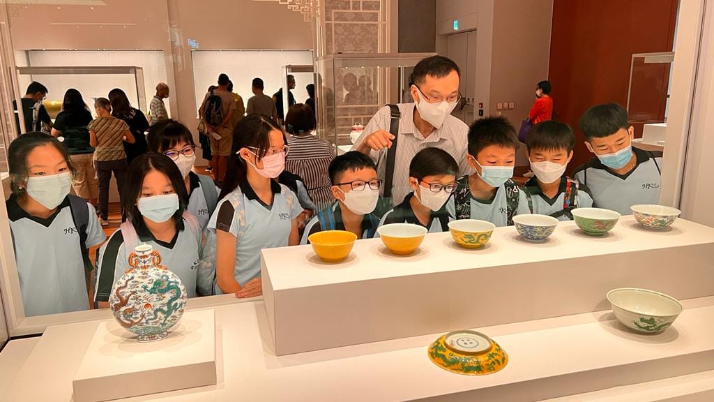 老師帶學生參觀香港文化博物館和香港故宮文化博物館。蔡若蓮fb