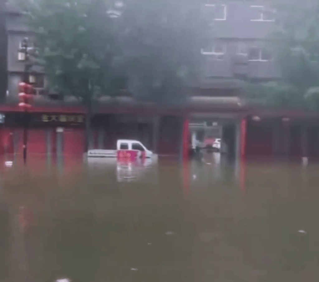 河南社旗連日暴雨市民稱積水及腰。