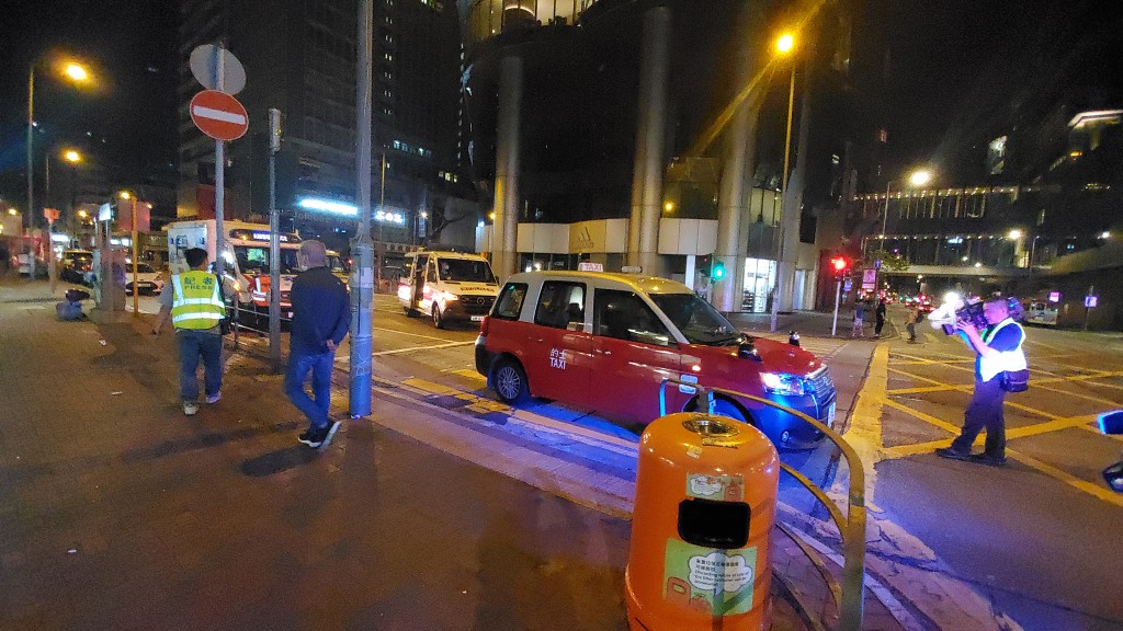 的士在旺角亞皆老街沿大角咀方向行至上海街，撞到突然衝出馬路的女途人。