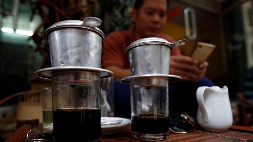 越南人鐘鍾愛越式滴漏咖啡。 路透社