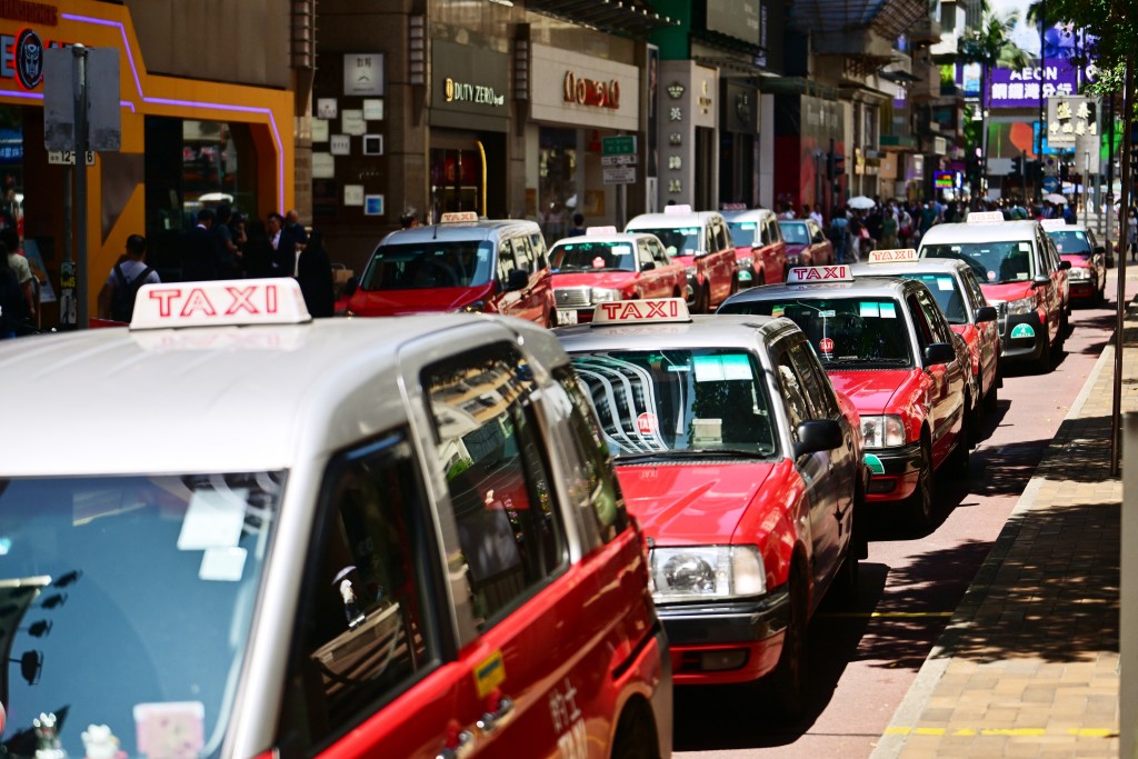 網約車平台衝擊的士司機收入。資料圖片